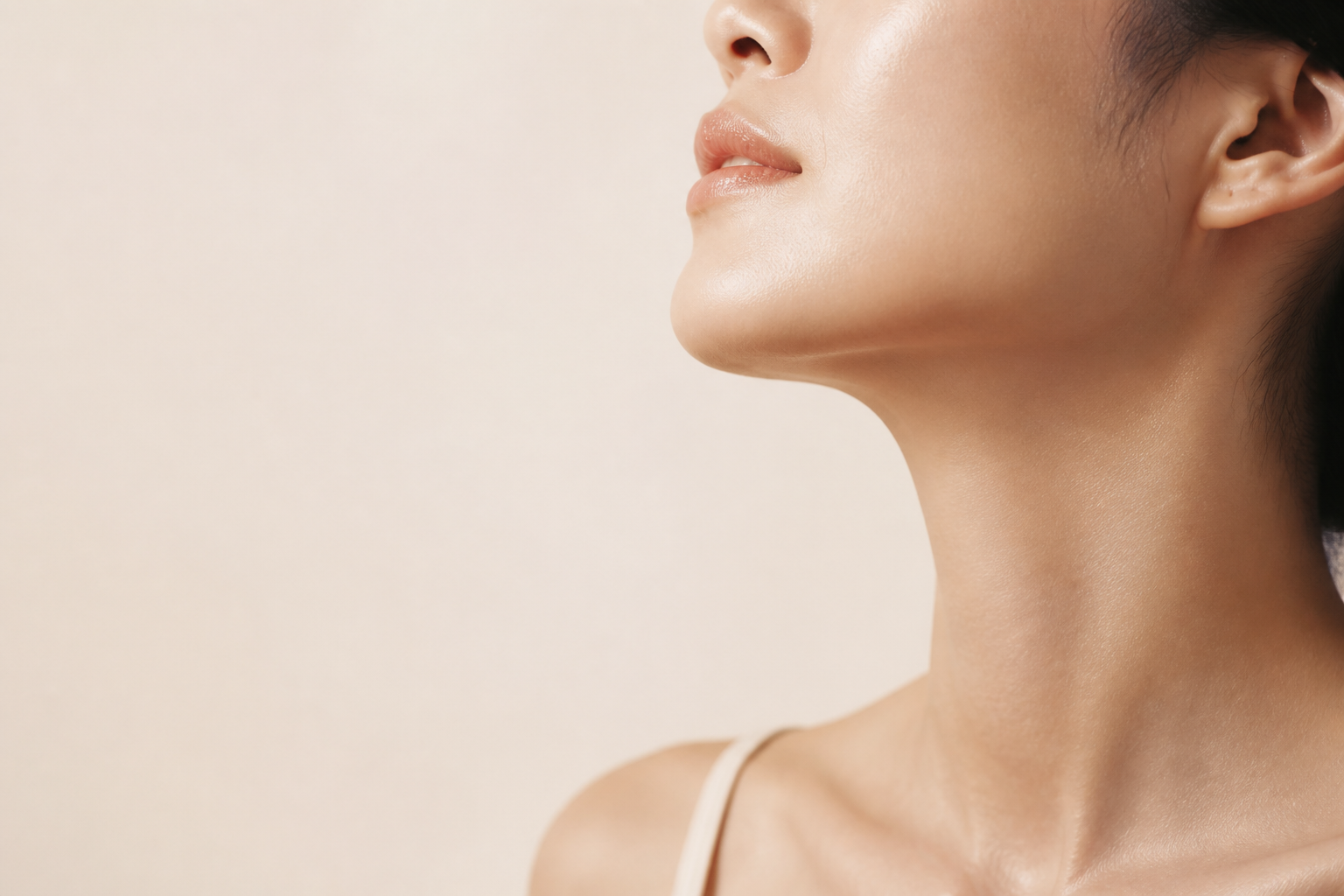 턱선과 목선의 윤곽을 보여주는 루미인피부과 리프팅 안내 이미지